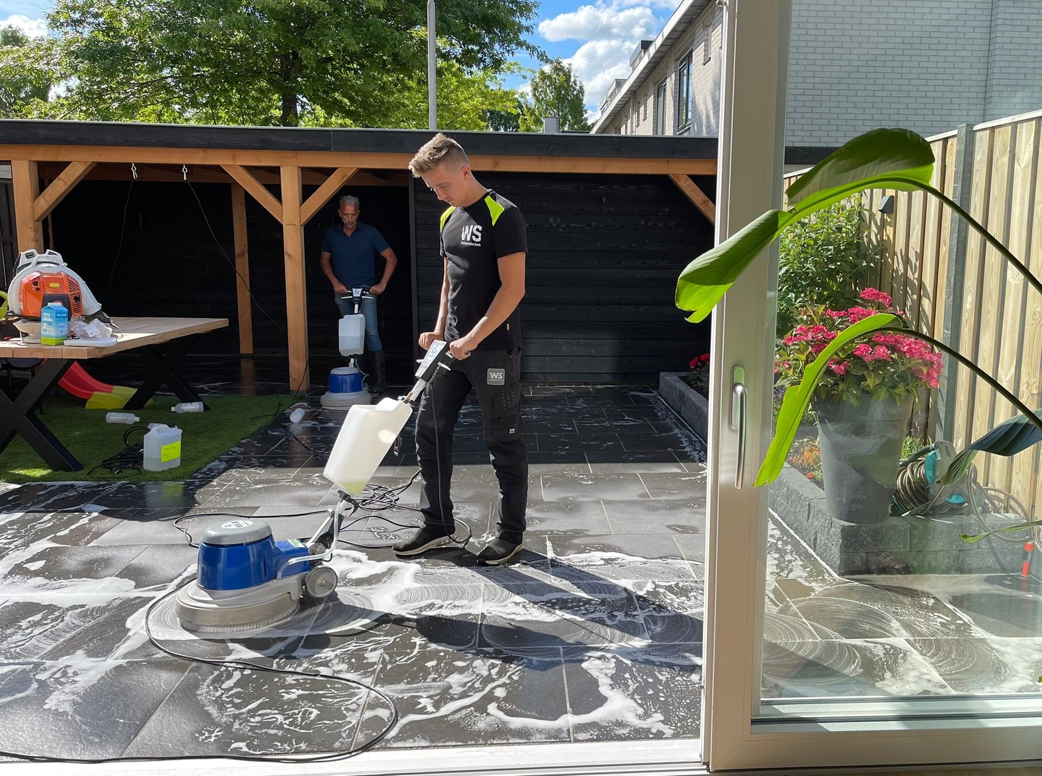 Reinigen en coaten van keramische tuintegels