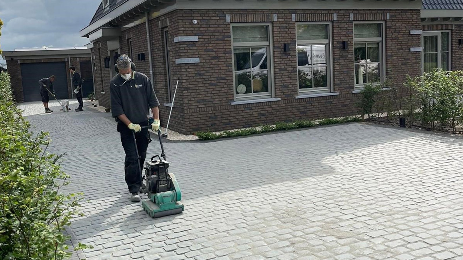 Voegen van Courtstones met WS SmartSand Waterdicht Mystic Grey (Graniet)
